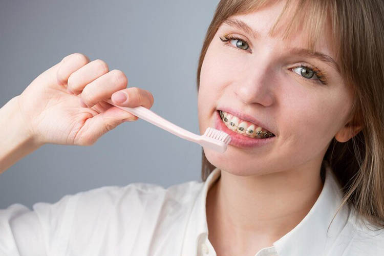 اگر به تازگی دندان‌های خود را ارتودنسی کرده‌اید، پس باید بیش از هر زمان دیگری از آن‌ها مراقبت کنید.